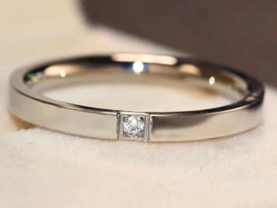 Кольцо с фианитом