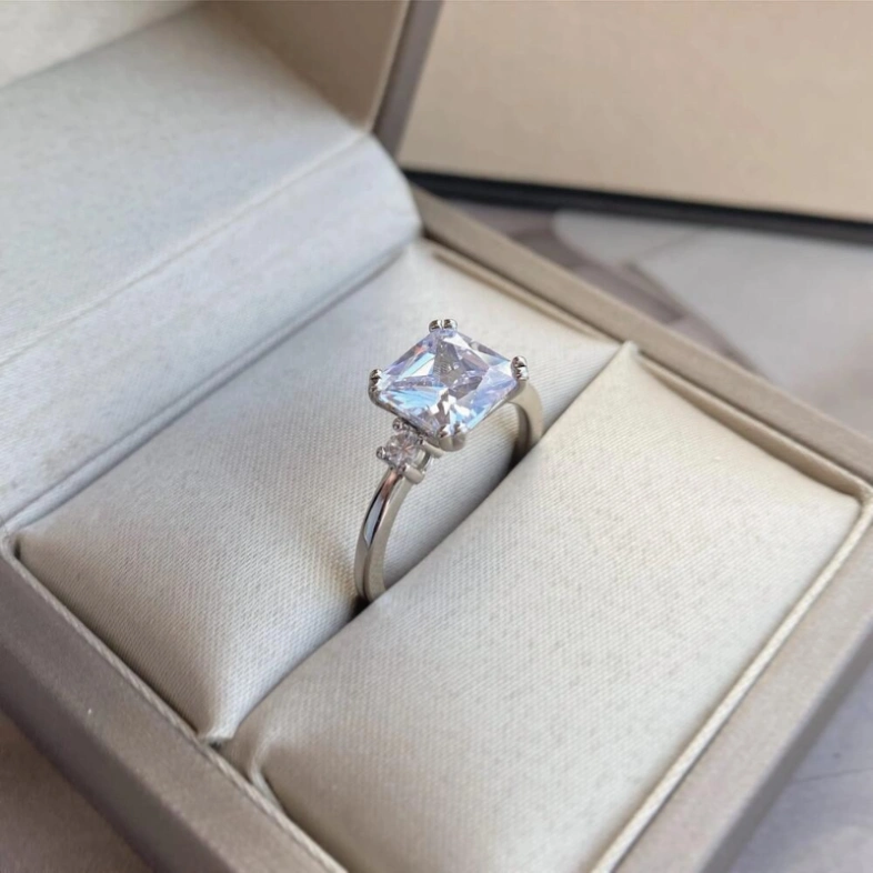 Кольцо с камнем - циркон