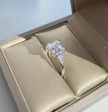 Кольцо с камнем - циркон