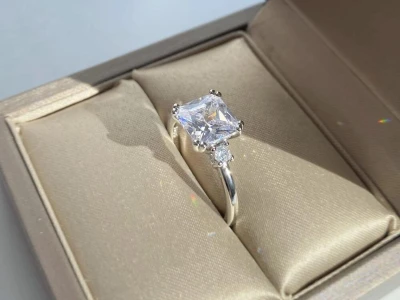 Кольцо с камнем - циркон