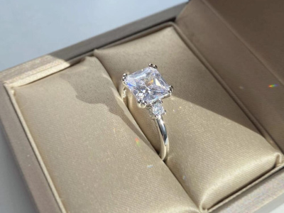 Кольцо с камнем - циркон