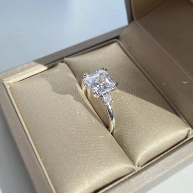 Кольцо с камнем - циркон