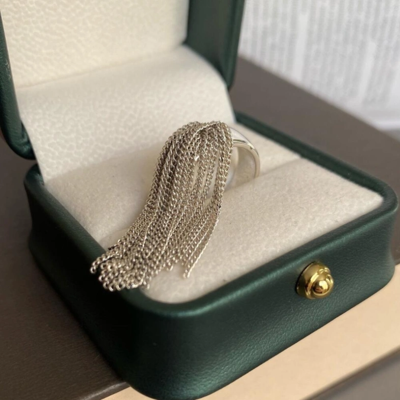 Кольцо с цепочками