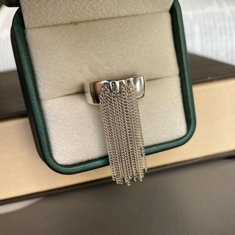 Кольцо с цепочками