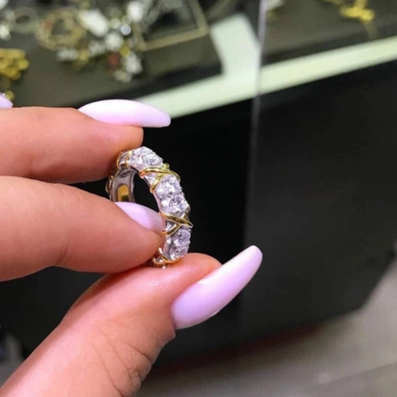 Кольцо с фианитами Хит