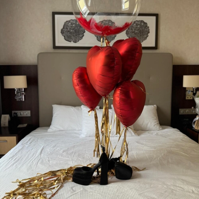 Фольгированные сердца и Баблз с перьями