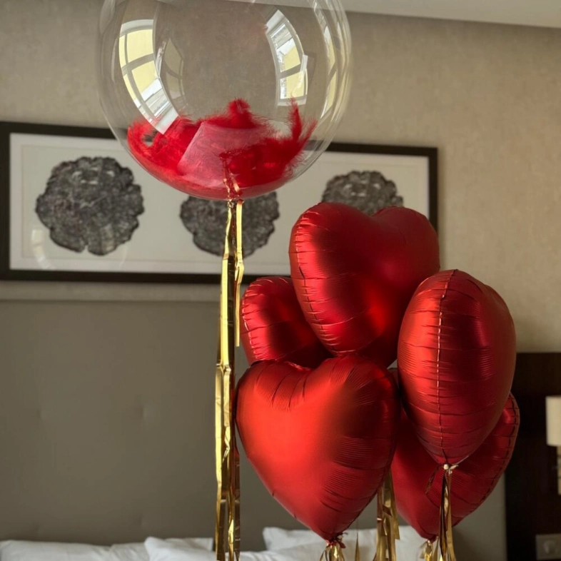 Фольгированные сердца и Баблз с перьями