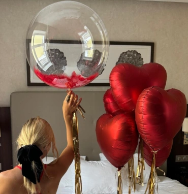 Фольгированные сердца и Баблз с перьями