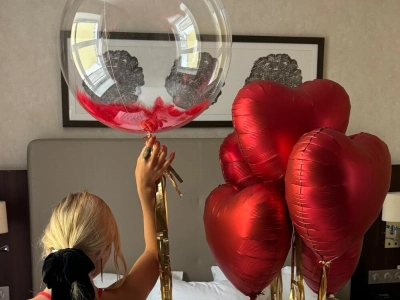 Фольгированные сердца и Баблз с перьями