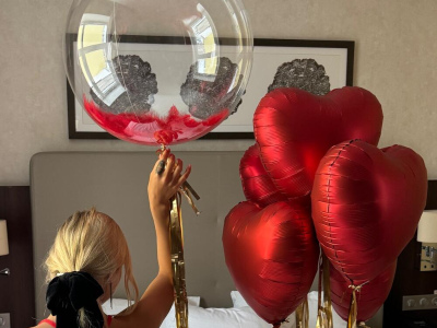 Фольгированные сердца и Баблз с перьями