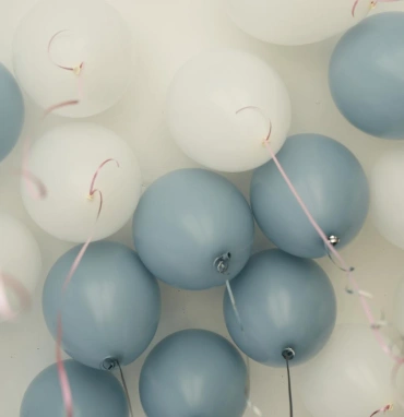 Шары под потолок ( матовые голубые и белые)