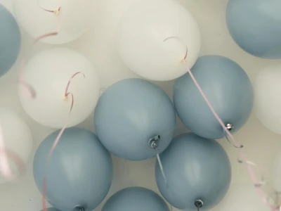 Шары под потолок ( матовые голубые и белые)