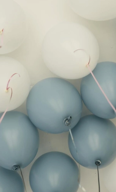 Шары под потолок ( матовые голубые и белые)