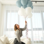 Шары под потолок ( матовые голубые и белые) 3