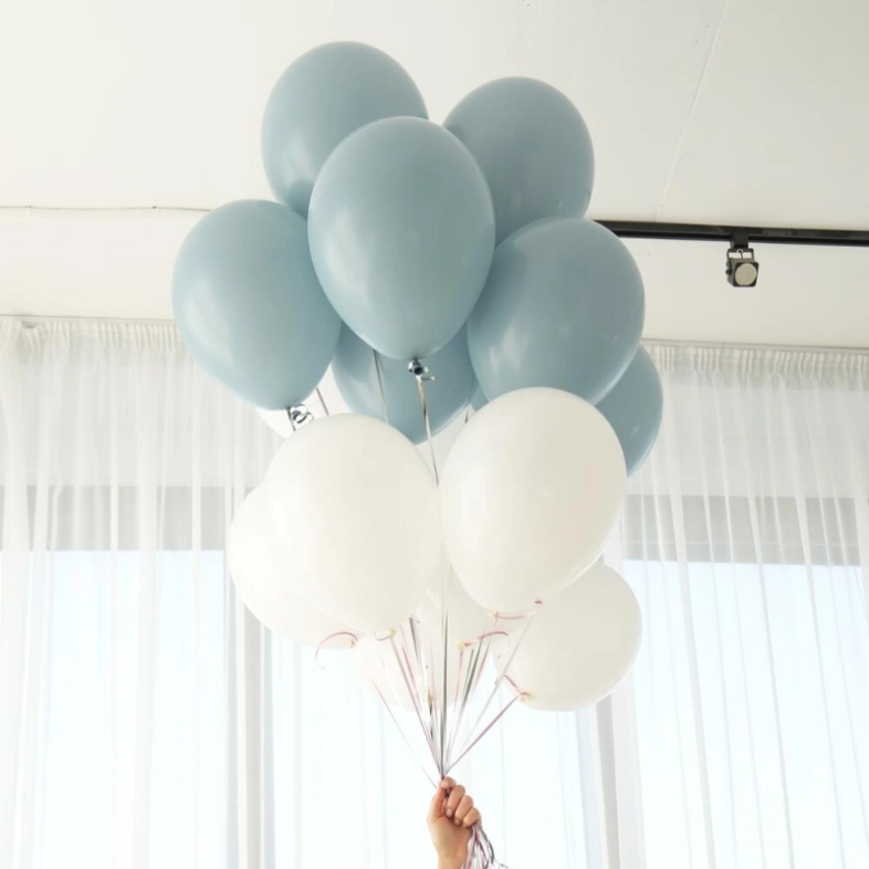 Шары под потолок ( матовые голубые и белые)