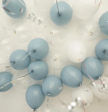 Шары в потолок ( небесно-голубые, белые, конфетти)