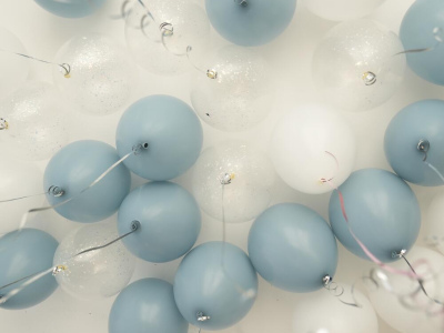 Шары в потолок ( небесно-голубые, белые, конфетти)