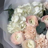 Нежный букет с ранункулюсами, гортензией и диантусами 2