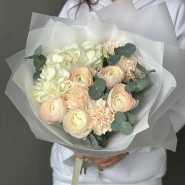 Нежный букет с ранункулюсами, гортензией и диантусами 0