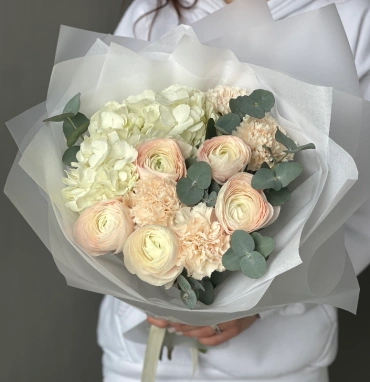 Нежный букет с ранункулюсами, гортензией и диантусами