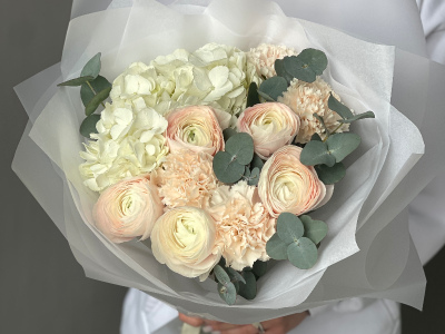 Нежный букет с ранункулюсами, гортензией и диантусами