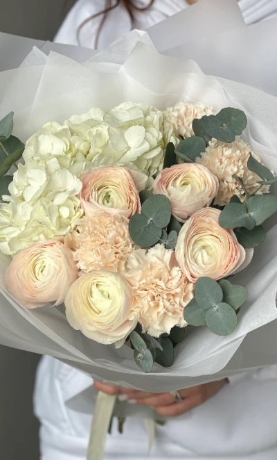 Нежный букет с ранункулюсами, гортензией и диантусами