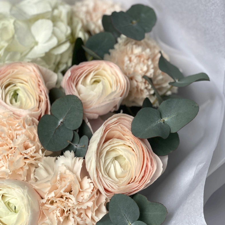 Нежный букет с ранункулюсами, гортензией и диантусами