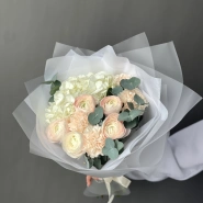 Нежный букет с ранункулюсами, гортензией и диантусами 1