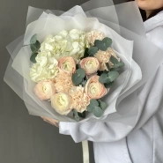 Нежный букет с ранункулюсами, гортензией и диантусами 3