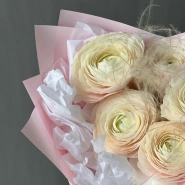 Ранункулюсы в нежной упаковке  3