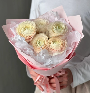 Ранункулюсы в нежной упаковке 