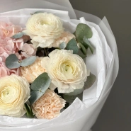 Милый букет с ранункулюсами и гортензией🌸 3