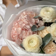 Милый букет с ранункулюсами и гортензией🌸 4