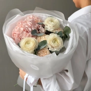 Милый букет с ранункулюсами и гортензией🌸 2