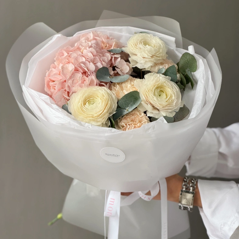 Милый букет с ранункулюсами и гортензией🌸