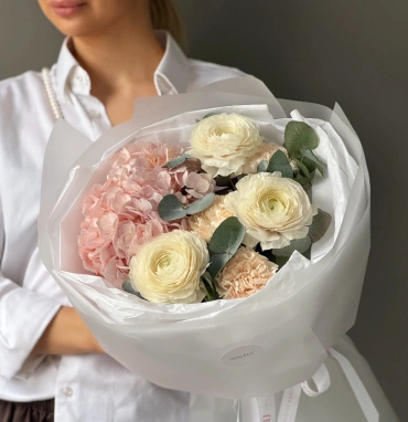 Милый букет с ранункулюсами и гортензией🌸
