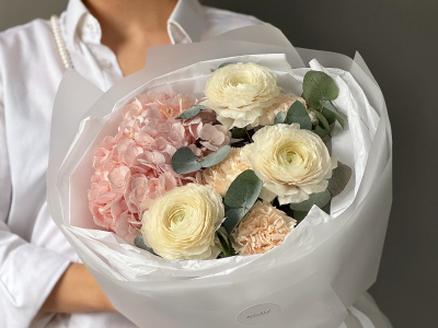 Милый букет с ранункулюсами и гортензией🌸