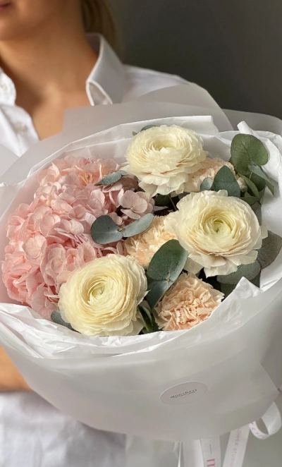 Милый букет с ранункулюсами и гортензией🌸