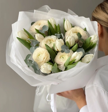 Ранункулюсы и тюльпаны