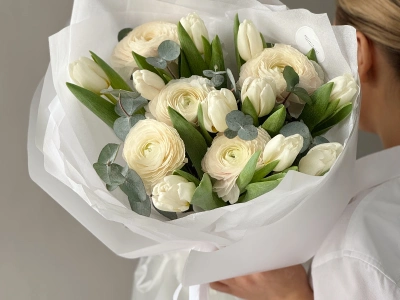 Ранункулюсы и тюльпаны