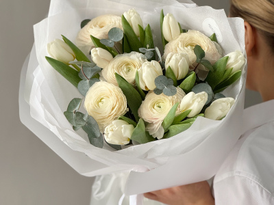 Ранункулюсы и тюльпаны