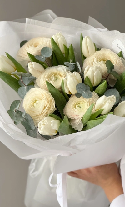 Ранункулюсы и тюльпаны