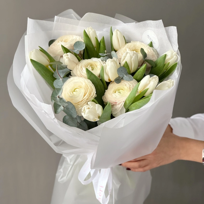 Ранункулюсы и тюльпаны