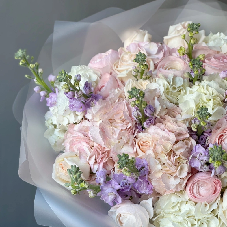 Ароматный сборный букет с ранункулюсами