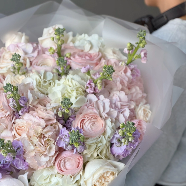 Ароматный сборный букет с ранункулюсами