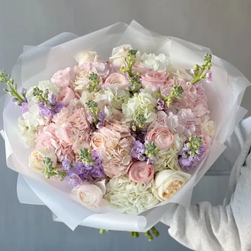 Ароматный сборный букет с ранункулюсами