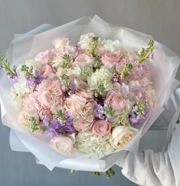 Ароматный сборный букет с ранункулюсами