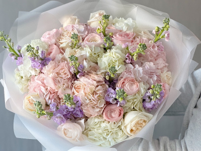 Ароматный сборный букет с ранункулюсами