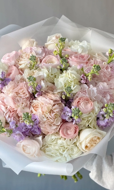 Ароматный сборный букет с ранункулюсами