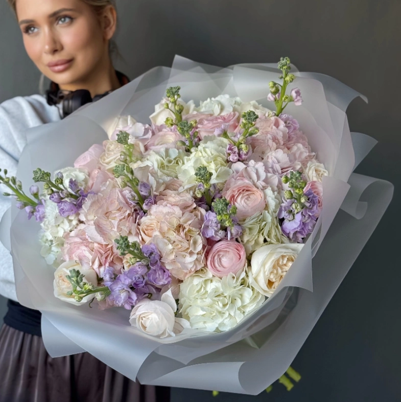 Ароматный сборный букет с ранункулюсами